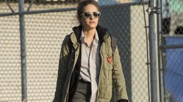 The military jacket Ralph Lauren Darlene (Carly Chaikin) in Mr. Robot S01E02