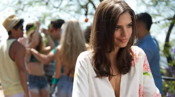 The combi-shorts Sophie (Emily Ratajkowski) in We Are Your Friends