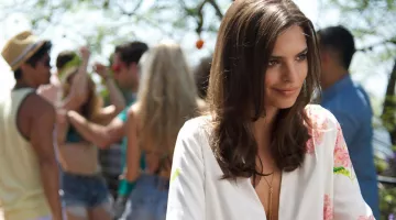 The collar of Sophie (Emily Ratajkowski) in We Are Your Friends