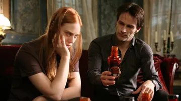 La boisson Tru Blood proposée par Bill Compton (Stephen Moyer) dans True Blood S02E01