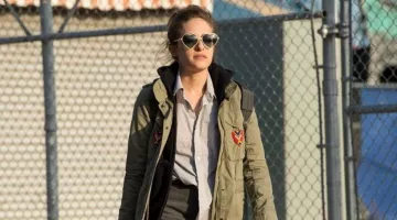 Gafas De corazón Wildfox de Darlene (Carly Chaikin) en Mr. Robot S01E02