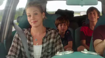The necklace "Moon" Debbie Griswold (Christina Applegate) in Vacation