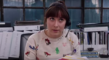 The sweatshirt Becky (Christina Scherer) in The new intern