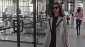 The wool coat of Anne Hathaway in The new Intern