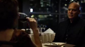 Vanessa y Wilson Fisk's 1st Dinner Wine en Daredevil
