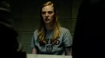 Le T-Shirt NYPD de Karen Page (Deborah Ann Woll) dans Daredevil S01E01