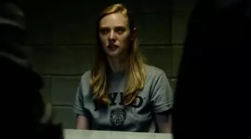 The T-Shirt NYPD of Karen Page (Deborah Ann Woll) in Daredevil S01E01