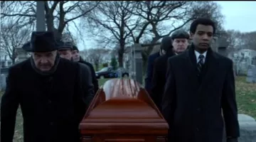 La canción "Many Rivers to cross" para el funeral de Ben Urich en Daredevil