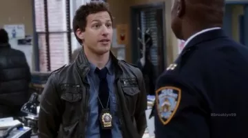 The leather jacket brown Jack Peralta (Andy Samberg) on Brooklyn Nine Nine (S01E06)