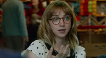 Las gafas de Zoe Kazan en Y (mucho) más si afinidades