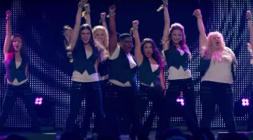 Le pantalon de Hailee Steinfeld dans Pitch Perfect 2