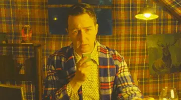 La robe de chambre à carreaux de Scout Master Ward (Edward Norton) dans Moonrise Kingdom