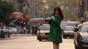 El abrigo verde de Lewin de Andrea Sachs (Anna Hathaway) en The Devil Wears Prada