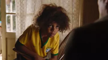 Camiseta de fútbol de la selección de Brasil en A Family For Rent