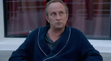 Peignoir bleu marine de Paul-André Delalande (Benoît Poelvoorde) dans Une Famille A Louer