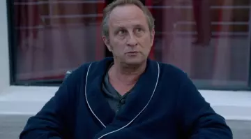 Albornoz azul marino de Paul-André Delalande (Benoît Poelvoorde) en A Family For Rent