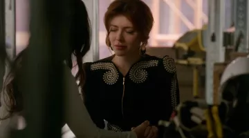Chaqueta bordada de Louise Ellis (Elena Satine) en Revenge S04E23
