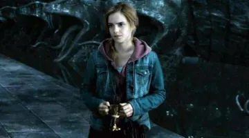 Copa de Helga Poufsouffle sostenida por Hermione Granger (Emma Waston) en Harry Potter y las Reliquias de la Muerte