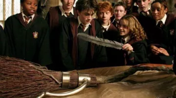 Le balai L'éclair de feu (Firebolt) offert par Sirius Black à Harry Potter (Daniel Radcliffe) dans Harry Potter et le prisonnier d'Azkaban