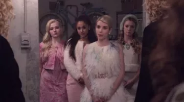 Vestido de plumas de Emma Roberts 3.1 Phillip Lim en Scream Queens