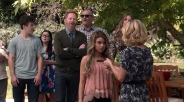 Le top Free People de Sarah Hyland dans Modern Family S07E01