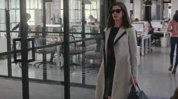 Le trenchcoat Martin Grant de Jules (Anne Hathaway) dans Le nouveau stagiaire