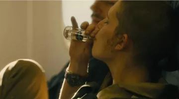 The miniature of vodka Eristoff swallowed by Daniella Kertesz in World War Z