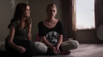 Le t-shirt lune Basique Thread porté par Hanna Marin (Ash­ley Ben­son) dans Pretty Little Liars (S06E12)