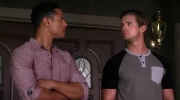 Camiseta gris de Jason en Pretty Little Liars S06E07