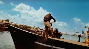 La moto Honda Montesa Cota de James Bond (Daniel Craig) dans Quantum of Solace