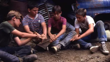 The sneakers Converse All Star grey worn by Chris Chambers (River Phoenix) in Stand by me