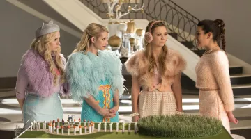 Le pull rose Lovers + Friends de Hester Ulrich (Lea Michele) dans Scream Queens (S01E05)