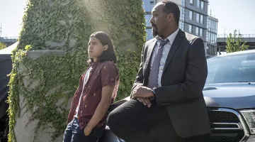 La chemise Critical Slide Society de Cisco Ramon (Carlos Valdés) dans The Flash (S02E01)