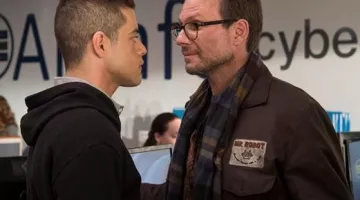 La insignia "Mr Robot" en la chaqueta de Mr. Robot (Christian Slater) en Mr Robot S01E03