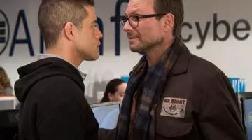 L'écusson "Mr Robot" sur le blouson de Mr. Robot (Christian Slater) dans Mr Robot S01E03