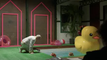 El pato inflable gigante en la piscina de François Berléand en Dix Pour Cent S01E06