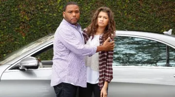 The plaid shirt Paige of Resheida (Zendaya) in Black-Ish S02E04