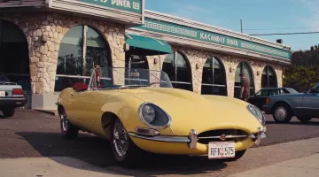 El Jaguar E-Type amarillo de Jordan Belfort (Leonardo DiCaprio) en El lobo de Wall Street