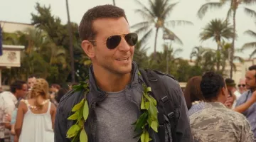 Las gafas de sol Ray-Ban Aviator de Brian Gilcrest (Bradley Cooper) en Welcome Back