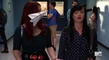 La camisa azul de elefante de Jenna en Awkward
