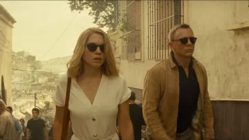 The bomber jacket suede beige Matchless London of James Bond (Daniel Craig) in Spectrum