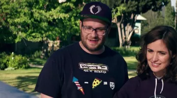 La gorra 'Dolphin' de Mac Radner (Seth Rogen) Odd Future en Our Worst Neighbors
