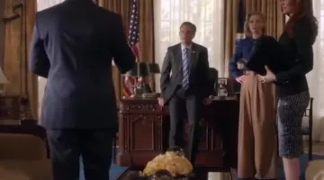 Pantalón beige de cintura alta de Elisabeth North (Portia de Rossi) en Scandal