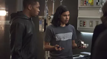 Le t-shirt gris "Spacebar" de Cisco Ramon (Carlos Valdés) dans The Flash S02E04