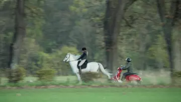 Le scotter Vespa GTS rouge de Gabriel Sarda (Grégory Montel) dans Dix Pour Cent S01E01