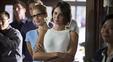 El estibador Wilfred de Willa Holland (Thea Queen) en Arrow S04E04