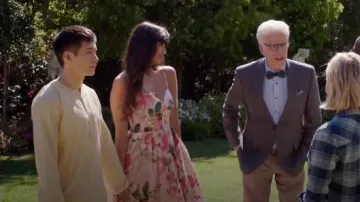ASOS SALON Rose Print Bandeau Midi Prom Vestido usado por Tahani Al-Jamil (Jameela Jamil) en The Good Place (S01E01)