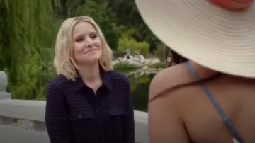 Camisa Paige Trudy en Kinsley Velvet Plum / Dark Shadow usada por Eleanor Shellstrop (Kristen Bell) en The Good Place (S01E03)