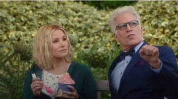 Current Elliott Crew Neck Tee Sale Blanc Rose Ditsy porté par Eleanor Shellstrop (Kristen Bell) Au Bon Endroit (S01E03)