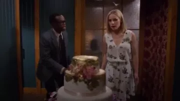 Vestido de A.L.C. Hadley usado por Eleanor Shellstrop (Kristen Bell) en The Good Place (S01E04)